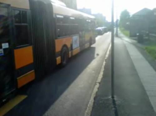 La pista ciclabile di via Forze Armate è un pericolo